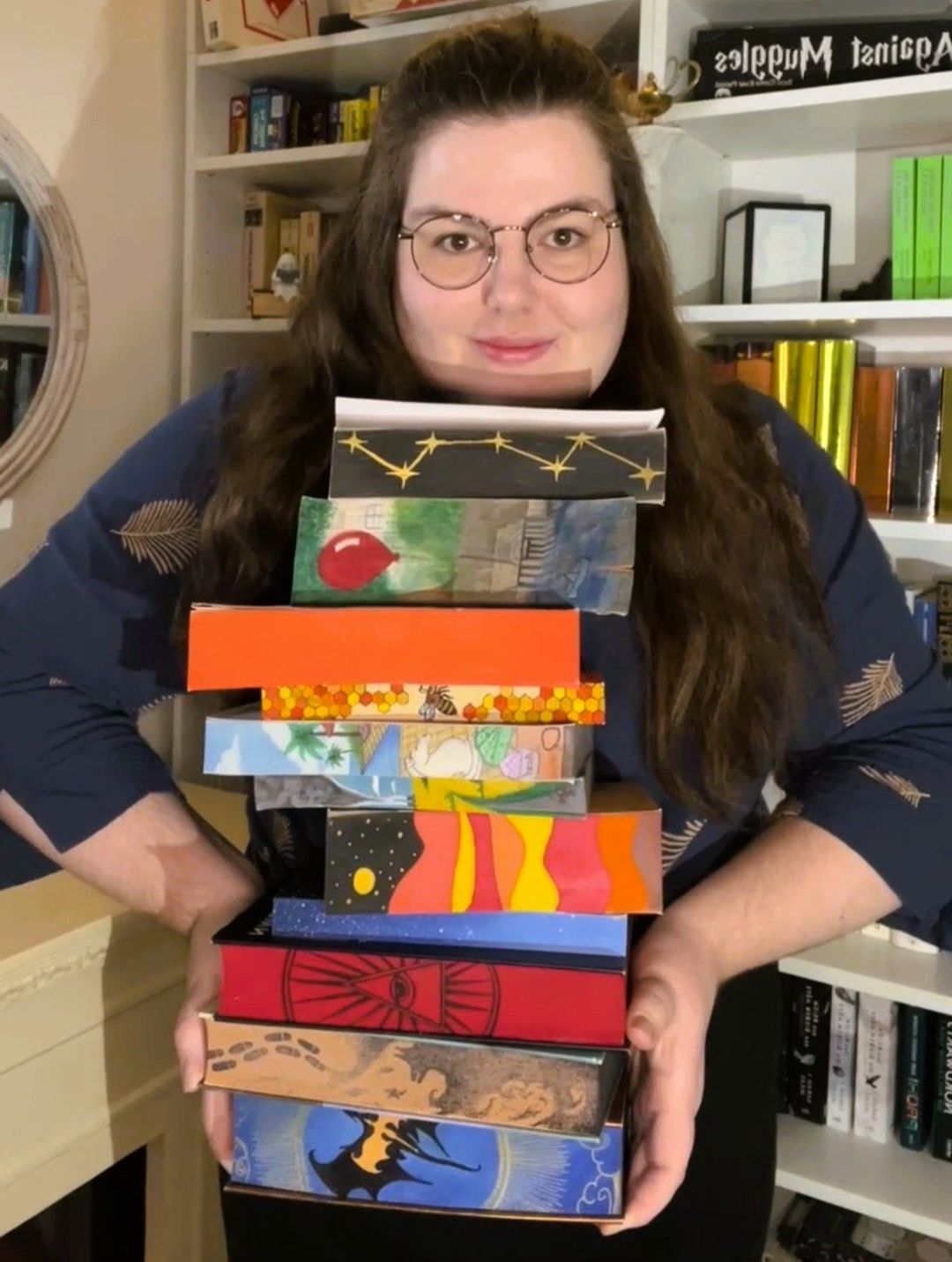 Dozentin Carmen Knorr mit einigen Kunstwerken