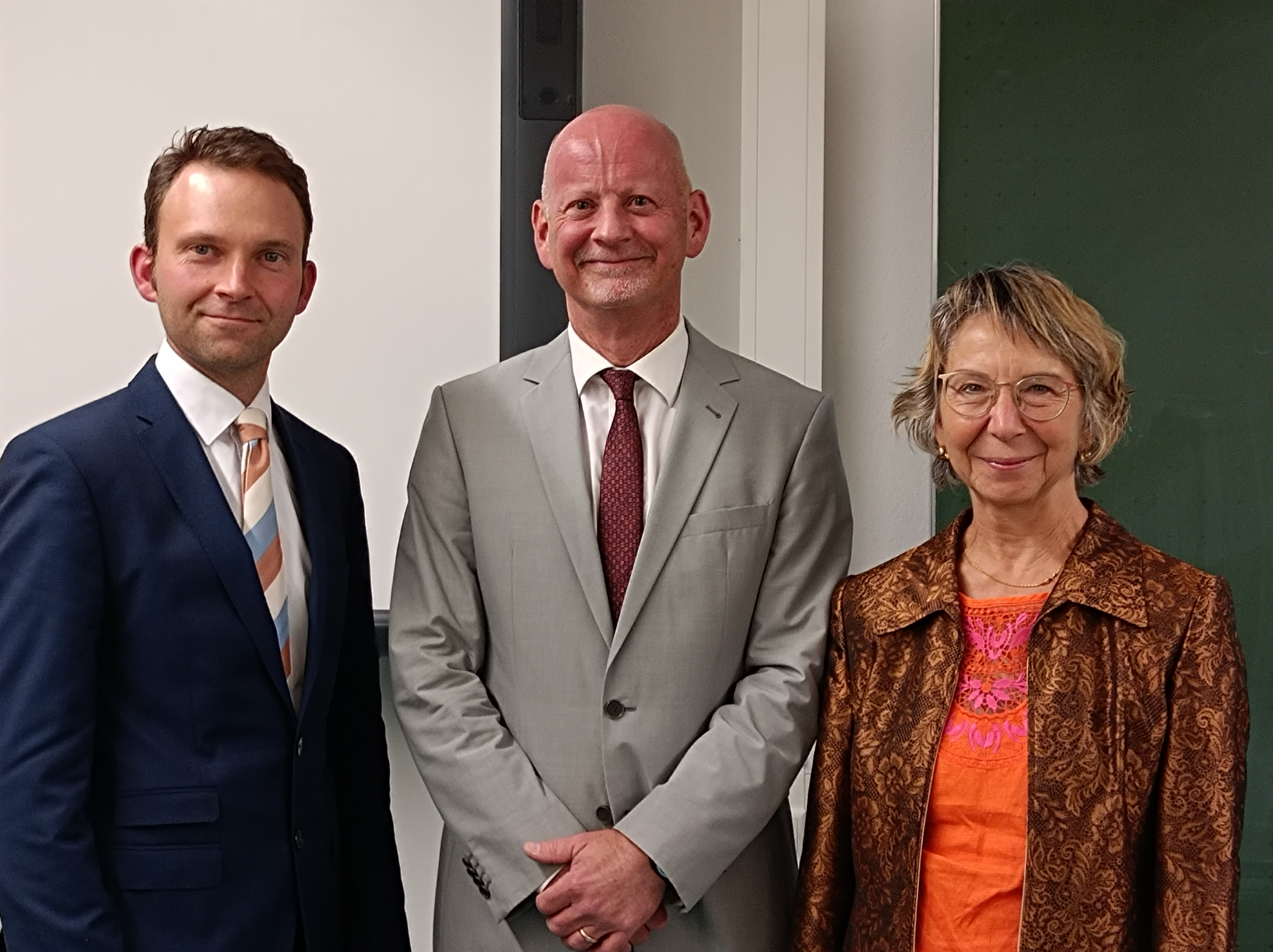 Von links nach rechts: vhs-Geschäftsführer Dr. Stefan Jungbauer, Professor Stephan Bierling und Oberstudiendirektorin Daniela Raith